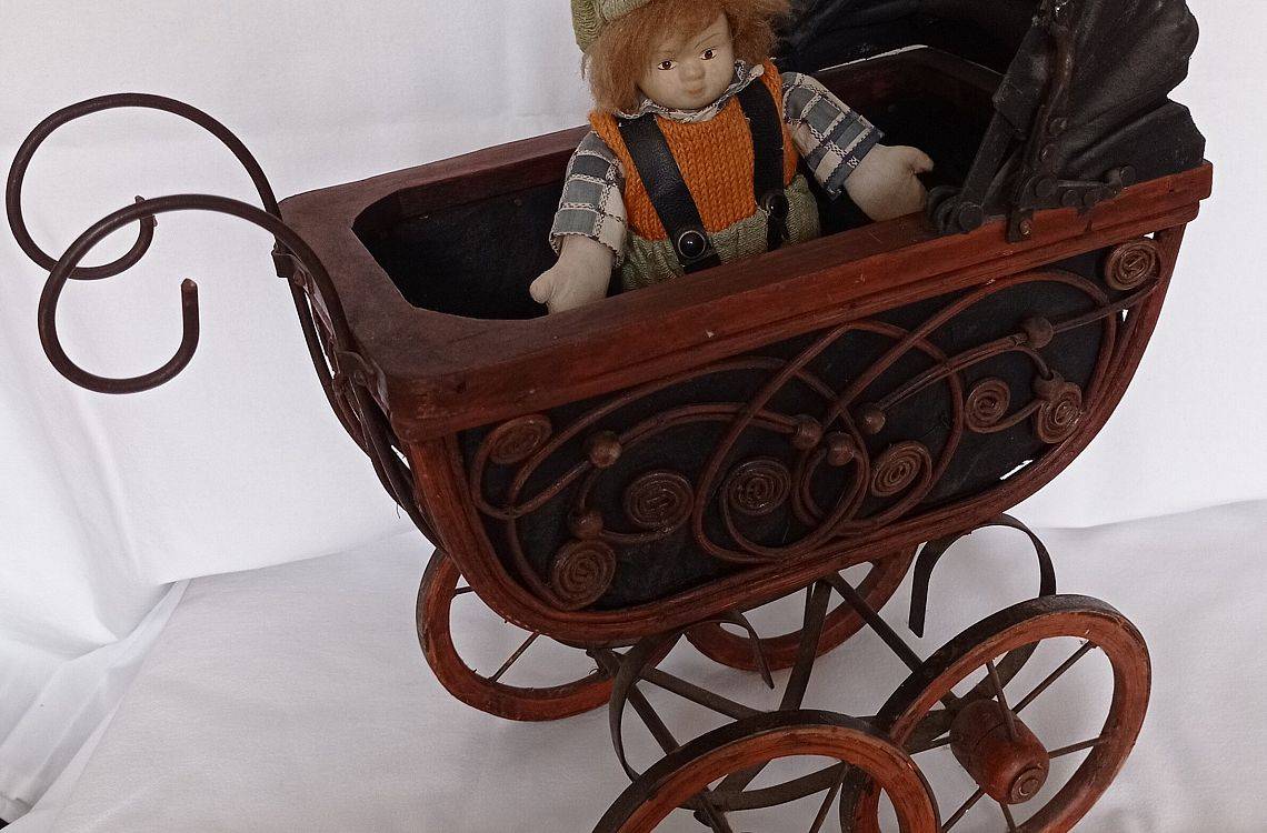 Wózek dla lalek oraz lalka typu „bebe”, 1 poł. XX w.