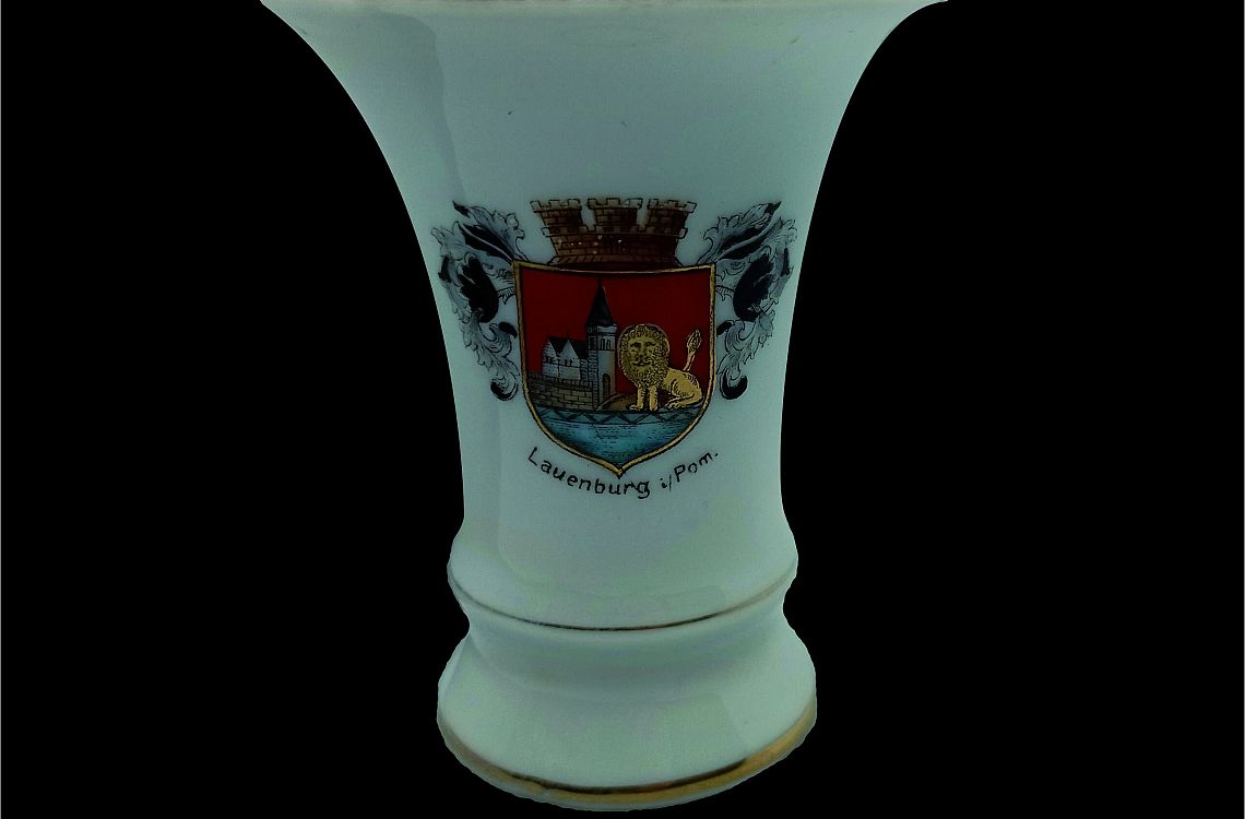 Porcelanowy wazonik z herbem miasta Lauenburg. i. Pom., 1 poł XX w.
