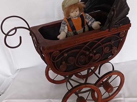 Wózek dla lalek oraz lalka typu „bebe”, 1 poł. XX w.