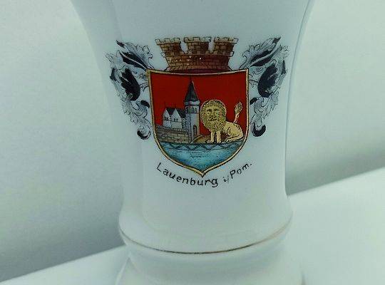 Porcelanowy wazonik z herbem miasta Lauenburg. i. Pom., 1 poł XX w.